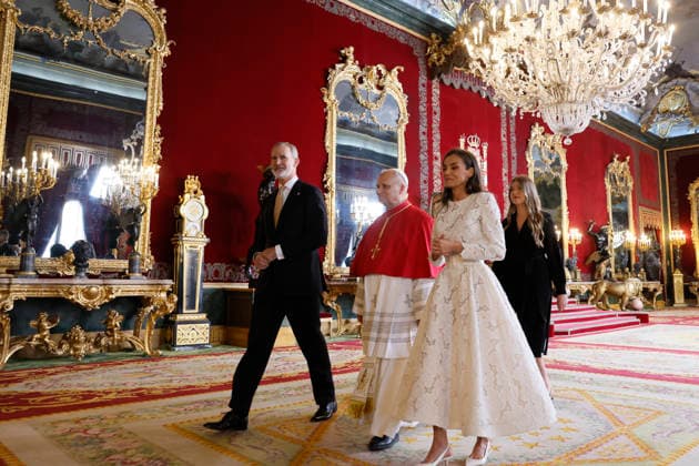 Spain s King Felipe VI (L), Queen Letizia (2R) and Crown Princess Leonor (R) walk along with Pope Leo XIV (2L) through the Royal Palace during the welcoming ceremony held in Madrid, Spain, 06 June 2026. Pope Leo XIV visits Spain !ACHTUNG: NUR REDAKTIONELLE NUTZUNG!  Copyright: xBallesterosx GRAF1971 20260606-55020516687_1