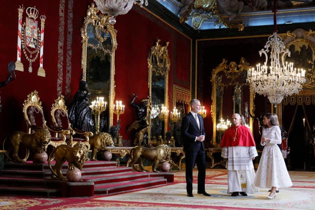Spain s King Felipe VI (L), Queen Letizia (R) and Crown Princess Leonor (unseen) walk along with Pope Leo XIV (C) through the Royal Palace during the welcoming ceremony held in Madrid, Spain, 06 June 2026. Pope Leo XIV visits Spain !ACHTUNG: NUR REDAKTIONELLE NUTZUNG!  Copyright: xBallesterosx GRAF1991 20260606-55020516695_1