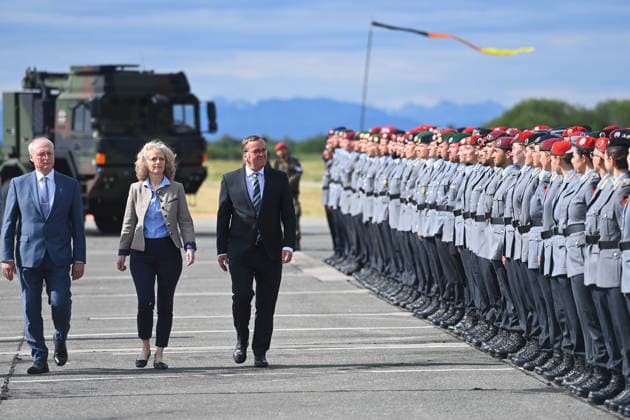 Abschreiten der Paradeaufstellung:Verteidigungsminister Boris PISTORIUS, Frau Prof.Dr.Eva Maria KERN (Praesidentin der Universitaet der Bundeswehr Muenchen), Prof.Dr. Roland BOERGER. Tag der Bundeswehr 2026 am 06.06.2023 an der Universitaet der Bundeswehr in Neubiberg. *** Parade of Defense Minister Boris PISTORIUS, Prof Dr Eva Maria KERN President of the University of the Bundeswehr Munich, Prof Dr Roland BOERGER Day of the Bundeswehr 2026 on 06 06 2023 at the University of the Bundeswehr in Neubiberg
