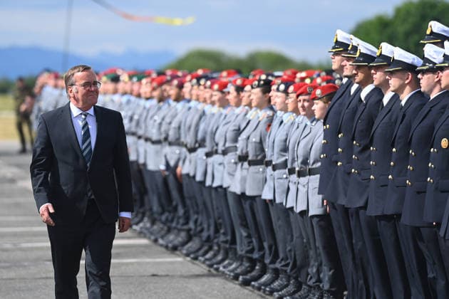 Abschreiten der Paradeaufstellung:Verteidigungsminister Boris PISTORIUS, Tag der Bundeswehr 2026 am 06.06.2023 an der Universitaet der Bundeswehr in Neubiberg. *** Defense Minister Boris PISTORIUS walking off the parade line-up, Day of the Bundeswehr 2026 on 06 06 2023 at the University of the Bundeswehr in Neubiberg