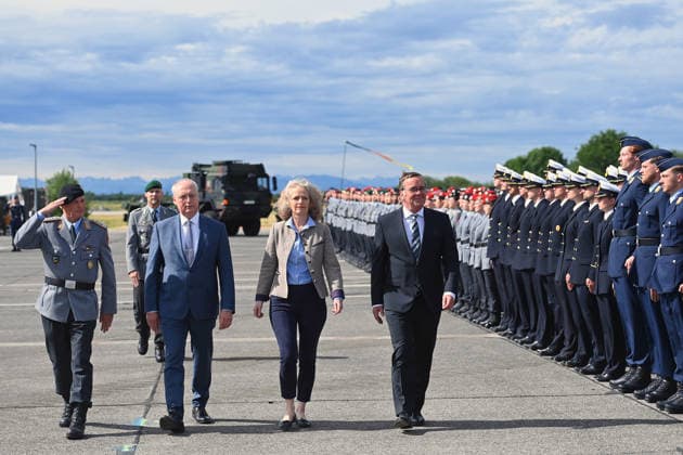 Abschreiten der Paradeaufstellung:Verteidigungsminister Boris PISTORIUS, Frau Prof.Dr.Eva Maria KERN (Praesidentin der Universitaet der Bundeswehr Muenchen), Prof.Dr. Roland BOERGER, Oberst Matthias HENKELMANN. Tag der Bundeswehr 2026 am 06.06.2023 an der Universitaet der Bundeswehr in Neubiberg. *** Parade line-up Defense Minister Boris PISTORIUS, Prof Dr Eva Maria KERN President of the University of the Bundeswehr Munich, Prof Dr Roland BOERGER, Colonel Matthias HENKELMANN Day of the Bundeswehr 2026 on 06 06 2023 at the University of the Bundeswehr in Neubiberg