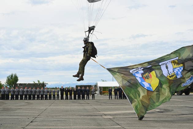 Sprungdienst Fallschimrspringer landet auf dem Appellplatz und bringt die Befoerderungsurkunden,Befoerderungsappell, Tag der Bundeswehr 2026 am 06.06.2023 an der Universitaet der Bundeswehr in Neubiberg. *** Fallschimrspringer jump service lands on the roll call square and brings the promotion certificates, Promotion Appeal, Day of the Bundeswehr 2026 on 06 06 2023 at the University of the Bundeswehr in Neubiberg