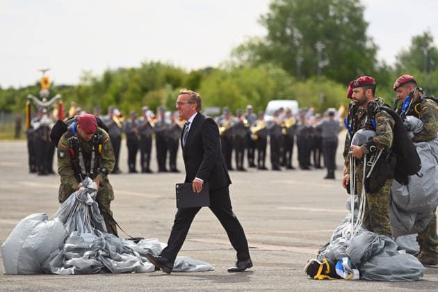 Sprungdienst Fallschimrspringer auf dem Appellplatz bringen die Befoerderungsurkunden,Befoerderungsappell, Verteidigungsminister Boris PISTORIUS begruesst, Tag der Bundeswehr 2026 am 06.06.2023 an der Universitaet der Bundeswehr in Neubiberg. *** Jump service parachute jumpers on the roll call square bring the promotion certificates, promotion roll call, Defense Minister Boris PISTORIUS welcomes, Day of the Bundeswehr 2026 on 06 06 2023 at the University of the Bundeswehr in Neubiberg