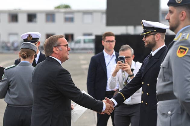 Verteidigungsminister Boris PISTORIUS ueberreicht die Befoerderungsurkunden,Befoerderungsappell, Tag der Bundeswehr 2026 am 06.06.2023 an der Universitaet der Bundeswehr in Neubiberg. *** Defense Minister Boris PISTORIUS presents the promotion certificates, promotion appeal, Day of the Bundeswehr 2026 on 06 06 2023 at the University of the Bundeswehr in Neubiberg