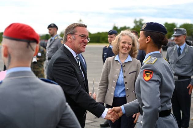 Verteidigungsminister Boris PISTORIUS ueberreicht die Befoerderungsurkunden,Befoerderungsappell, Tag der Bundeswehr 2026 am 06.06.2023 an der Universitaet der Bundeswehr in Neubiberg. *** Defense Minister Boris PISTORIUS presents the promotion certificates, promotion appeal, Day of the Bundeswehr 2026 on 06 06 2023 at the University of the Bundeswehr in Neubiberg