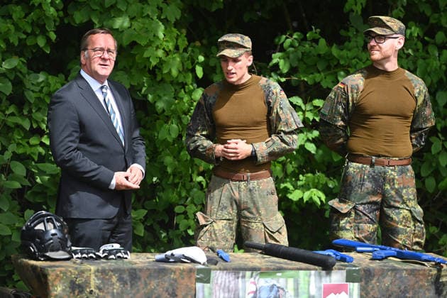 Verteidigungsminister Boris PISTORIUS mit Soldaten. Tag der Bundeswehr 2026 am 06.06.2023 an der Universitaet der Bundeswehr in Neubiberg. *** Defense Minister Boris PISTORIUS with Bundeswehr Day 2026 soldiers on 06 06 2023 at the University of the Bundeswehr in Neubiberg