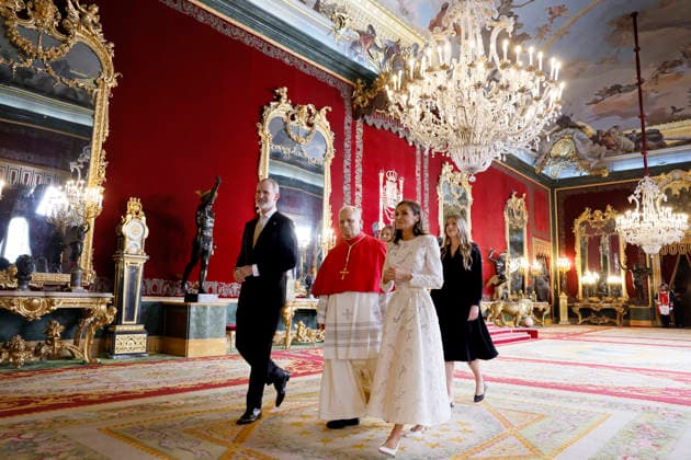 Spain s King Felipe VI (L), Queen Letizia (2R), Crown Princess Leonor (unseen) and Infanta Sofia (R) walk along with Pope Leo XIV (2L) through the Royal Palace during the welcoming ceremony held in Madrid, Spain, 06 June 2026. Pope Leo XIV visits Spain !ACHTUNG: NUR REDAKTIONELLE NUTZUNG!  Copyright: xBallesterosx GRAF1997 20260606-55020516776_1