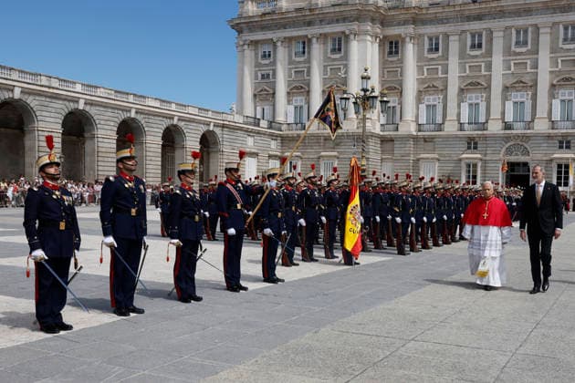 Spain s King Felipe VI (R) and Pope Leo XIV (2R) during a welcoming ceremony held at the Armeria Square in the Royal Palace in Madrid, Spain, 06 June 2026. Pope Leo XIV visits Spain !ACHTUNG: NUR REDAKTIONELLE NUTZUNG!  Copyright: xJ.J.xGuillénx GRAF1989 20260606-55020516817_1