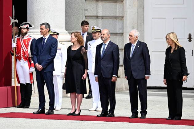The Royal House receives Pope Leo XIV at the Royal Palace in Madrid I D The President of the Government, Pedro Sánchez, the President of the Congress of Deputies, Francina Armengol, the President of the Senate, Pedro Rollán, the President of the Constitutional Court, Cándido Conde Pumpido, and the President of the Supreme Court, Isabel Perelló, attend the welcoming ceremony for Pope Leo XIV at the Royal Palace in Madrid Spain, Isabel Perelló, attend the welcoming ceremony for Pope Leo XIV at the Royal Palace, on June 6, 2026, in Madrid Spain The reception brings together the highest authorities of the State and the Catholic Church in Spain and marks the official start of the pontiffs agenda in the country 06 JUNE 2026 PAPAL VISIT Madrid Ma  Copyright: xAlbertoxOrtegax 7575872