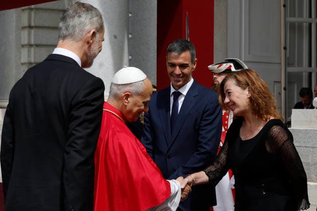 Spain s Prime Minister Pedro Sanchez (2R) andSpeaker of the Lower House Francina Armengol R() greet Pope Leo XIV (2L) during the welcoming ceremony held by King (L) and Queen at the Royal Palace in Madrid, Spain, 06 June 2026. Pope Leo XIV visits Spain !ACHTUNG: NUR REDAKTIONELLE NUTZUNG!  Copyright: xJ.J.xGuillenx GRAF1967 20260606-55020516958_1