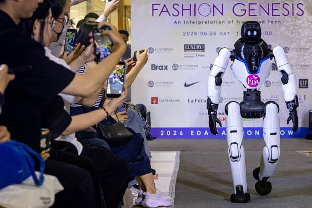 June 6, 2026, Kaohsiung City, Kaohsiung City, Taiwan: A bipedal humanoid robot walks down the runway at the 2026 EDA Fashion Show under the theme FASHION GENESIS, marking Taiwan s first-ever robotic fashion runway event, while attendees hold up smartphones to record the performance at E-DA Outlet Mall in Kaohsiung on June 6, 2026. Kaohsiung City Taiwan - ZUMAh198 20260606_zip_h198_001 Copyright: xCheng-ChiaxHuangx