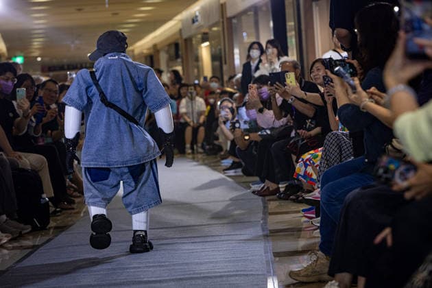 June 6, 2026, Kaohsiung City, Kaohsiung City, Taiwan: A bipedal humanoid robot walks down the runway at the 2026 EDA Fashion Show under the theme FASHION GENESIS, marking Taiwan s first-ever robotic fashion runway event, while attendees hold up smartphones to record the performance at E-DA Outlet Mall in Kaohsiung on June 6, 2026. Kaohsiung City Taiwan - ZUMAh198 20260606_zip_h198_005 Copyright: xCheng-ChiaxHuangx