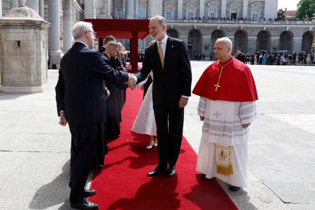 Spain s King Felipe VI (C) and Pope Leo XIV (R) are seen during a welcoming ceremony held at the Armeria Square in the Royal Palace in Madrid, Spain, 06 June 2026. Pope Leo XIV visits Spain !ACHTUNG: NUR REDAKTIONELLE NUTZUNG!  Copyright: xJ.J.xGuillénx GRAF1982 20260606-55020517008_1