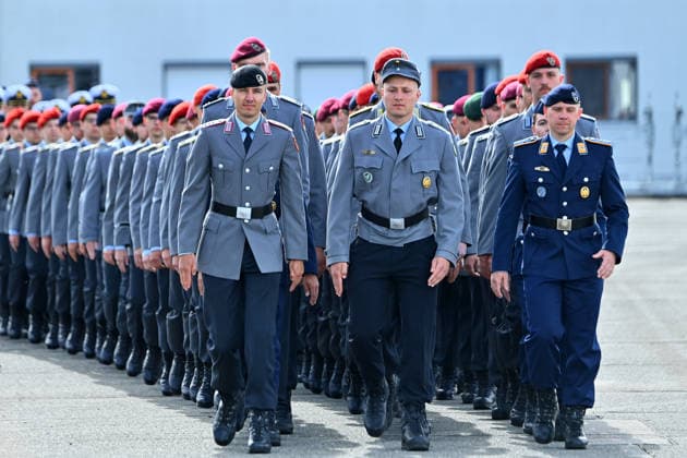 Soldaten und Soldatinnen in Uniform treten auf dem Appellplatz zum Befoerderungsappell an. Tag der Bundeswehr 2026 am 06.06.2023 an der Universitaet der Bundeswehr in Neubiberg. *** Servicemen and women in uniform take to the roll call for the Armed Forces Day 2026 on 06 06 2023 at the University of the Bundeswehr in Neubiberg