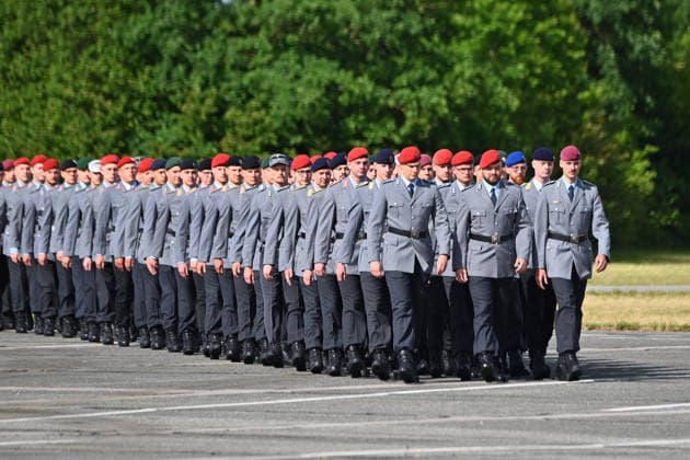 Soldaten und Soldatinnen in Uniform treten auf dem Appellplatz zum Befoerderungsappell an. Tag der Bundeswehr 2026 am 06.06.2023 an der Universitaet der Bundeswehr in Neubiberg. *** Servicemen and women in uniform take to the roll call for the Armed Forces Day 2026 on 06 06 2023 at the University of the Bundeswehr in Neubiberg