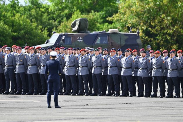 Soldaten und Soldatinnen in Uniform treten auf dem Appellplatz zum Befoerderungsappell an. Tag der Bundeswehr 2026 am 06.06.2023 an der Universitaet der Bundeswehr in Neubiberg. *** Servicemen and women in uniform take to the roll call for the Armed Forces Day 2026 on 06 06 2023 at the University of the Bundeswehr in Neubiberg