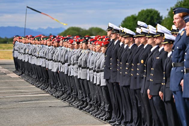 Soldaten und Soldatinnen in Uniform treten auf dem Appellplatz zum Befoerderungsappell an. Tag der Bundeswehr 2026 am 06.06.2023 an der Universitaet der Bundeswehr in Neubiberg. *** Servicemen and women in uniform take to the roll call for the Armed Forces Day 2026 on 06 06 2023 at the University of the Bundeswehr in Neubiberg