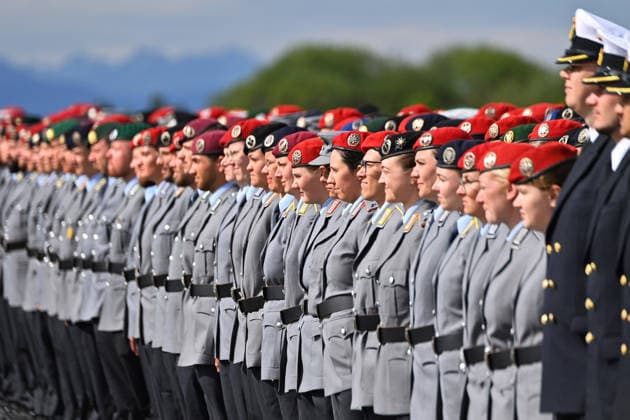Soldaten und Soldatinnen in Uniform treten auf dem Appellplatz zum Befoerderungsappell an. Tag der Bundeswehr 2026 am 06.06.2023 an der Universitaet der Bundeswehr in Neubiberg. *** Servicemen and women in uniform take to the roll call for the Armed Forces Day 2026 on 06 06 2023 at the University of the Bundeswehr in Neubiberg