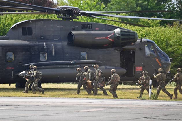 Live Demonstration Dinamic DISPLAY H145 CH53. Soldaten bergen einen verletzten Kameraden, Abtransport. Tag der Bundeswehr 2026 am 06.06.2023 an der Universitaet der Bundeswehr in Neubiberg. *** Live demonstration Dinamic DISPLAY H145 CH53 Soldiers recovering an injured comrade, Transport Day of the German Armed Forces 2026 on 06 06 2023 at the University of the German Armed Forces in Neubiberg