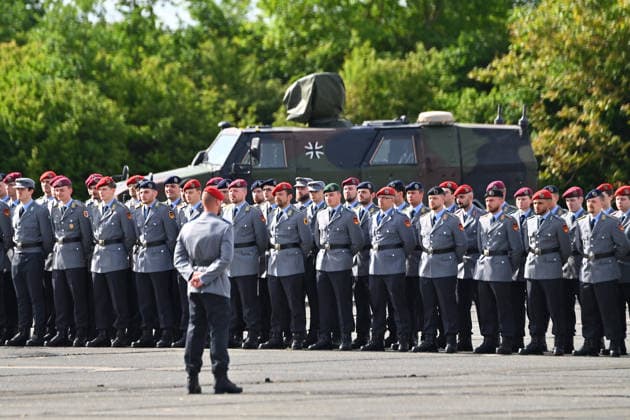 Soldaten und Soldatinnen in Uniform treten auf dem Appellplatz zum Befoerderungsappell an. Tag der Bundeswehr 2026 am 06.06.2023 an der Universitaet der Bundeswehr in Neubiberg. *** Servicemen and women in uniform take to the roll call for the Armed Forces Day 2026 on 06 06 2023 at the University of the Bundeswehr in Neubiberg