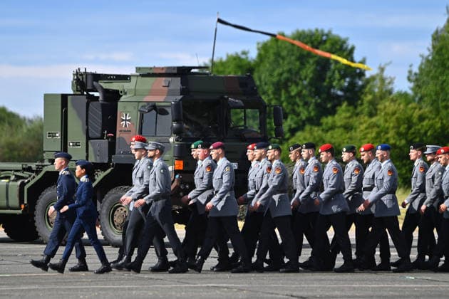Soldaten und Soldatinnen in Uniform treten auf dem Appellplatz zum Befoerderungsappell an. Tag der Bundeswehr 2026 am 06.06.2023 an der Universitaet der Bundeswehr in Neubiberg. *** Servicemen and women in uniform take to the roll call for the Armed Forces Day 2026 on 06 06 2023 at the University of the Bundeswehr in Neubiberg