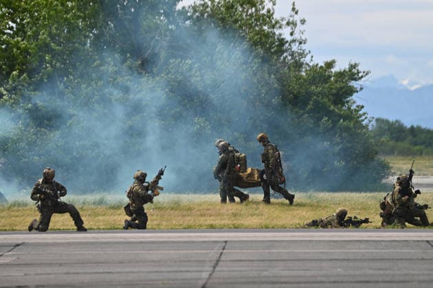 Live Demonstration Dinamic DISPLAY H145 CH53. Soldaten bergen einen verletzten Kameraden, Abtransport. Tag der Bundeswehr 2026 am 06.06.2023 an der Universitaet der Bundeswehr in Neubiberg. *** Live demonstration Dinamic DISPLAY H145 CH53 Soldiers recovering an injured comrade, Transport Day of the German Armed Forces 2026 on 06 06 2023 at the University of the German Armed Forces in Neubiberg