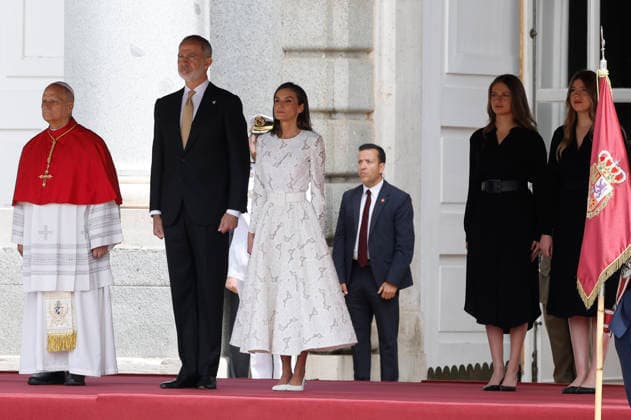 Spain s King Felipe VI (2L), Queen Letizia (3L), Crown Princess Leonor (2R) and Infanta Sofia (R) greet Pope Leo XIV (L) during a welcoming ceremony held at the Armeria Square in the Royal Palace in Madrid, Spain, 06 June 2026. Pope Leo XIV visits Spain !ACHTUNG: NUR REDAKTIONELLE NUTZUNG!  Copyright: xJ.J.xGuillénx GRAF2008 20260606-55020517029_1