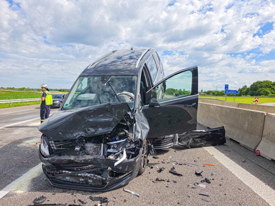 Schwere Karambolage auf A5 bei Ettenheim: Vier Fahrzeuge prallen auf der Autobahn zusammen - ein VW wird durch die Wucht unter einen voraufahrenden Familienvan geschoben, welcher angehoben und schräg auf dem Dach des VW landet - insgesamt 11 Personen sin Ein spektakulärer Auffahrunfall hat am Samstagvormittag auf der A5 zwischen Lahr und Ettenheim für einen Großeinsatz von Feuerwehr und Rettungskräften gesorgt. Kurz vor der Ausfahrt Ettenheim in Fahrtrichtung Basel kollidierten gegen 9 Uhr vier Fahrzeuge miteinander. Nach ersten Erkenntnissen der Polizei, fuhr ein Toyota-Elektrofahrzeug aus bislang ungeklärter Ursache mit erheblicher Wucht auf das Heck eines VW Golf auf. Durch den Aufprall wurde der Golf nach vorne geschleudert und pr Copyright: xEstherxBuschx xEinsatzReport24x