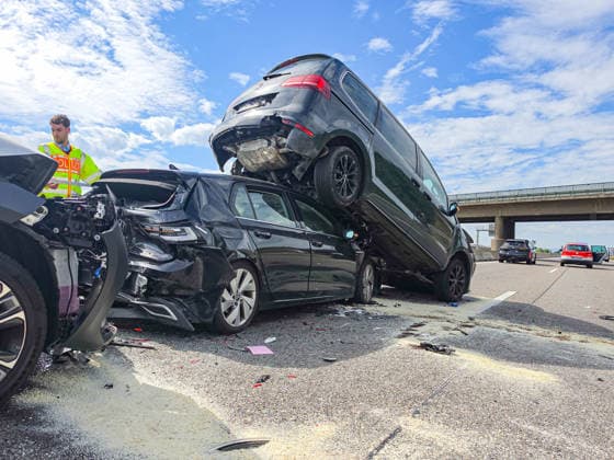 Schwere Karambolage auf A5 bei Ettenheim: Vier Fahrzeuge prallen auf der Autobahn zusammen - ein VW wird durch die Wucht unter einen voraufahrenden Familienvan geschoben, welcher angehoben und schräg auf dem Dach des VW landet - insgesamt 11 Personen sin Ein spektakulärer Auffahrunfall hat am Samstagvormittag auf der A5 zwischen Lahr und Ettenheim für einen Großeinsatz von Feuerwehr und Rettungskräften gesorgt. Kurz vor der Ausfahrt Ettenheim in Fahrtrichtung Basel kollidierten gegen 9 Uhr vier Fahrzeuge miteinander. Nach ersten Erkenntnissen der Polizei, fuhr ein Toyota-Elektrofahrzeug aus bislang ungeklärter Ursache mit erheblicher Wucht auf das Heck eines VW Golf auf. Durch den Aufprall wurde der Golf nach vorne geschleudert und pr Copyright: xEstherxBuschx xEinsatzReport24x
