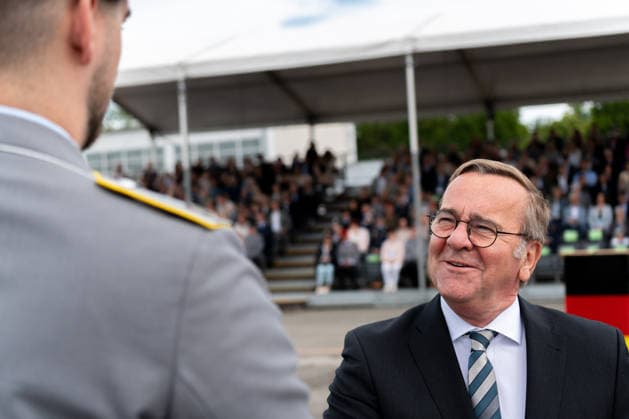 Neubiberg (Munich), Bavaria, Germany June 6, 2026: Bundeswehr Day 2026 in Neubiberg (Munich). Federal Minister of Defense Boris Pistorius (SPD) shakes hands with a soldier during the promotion ceremony *** Tag der Bundeswehr 2026 in Neubiberg (München). Bundesminister der Verteidigung Boris Pistorius (SPD) schüttelt beim Beförderungsappel einem Soldat die Hand