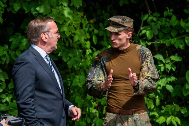 Neubiberg (Munich), Bavaria, Germany June 6, 2026: German Armed Forces Day 2026 in Neubiberg (Munich). Federal Minister of Defense Boris Pistorius (SPD) speaks with a soldier in a Flecktarn uniform at a close-quarters combat station *** Tag der Bundeswehr 2026 in Neubiberg (München). Bundesminister der Verteidigung Boris Pistorius (SPD) spricht an einem Nahkampf Stand mit einem Soldat in Flecktarn Uniform