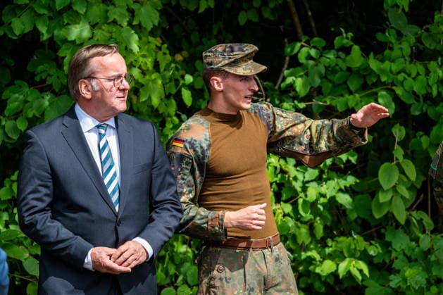 Neubiberg (Munich), Bavaria, Germany June 6, 2026: German Armed Forces Day 2026 in Neubiberg (Munich). Federal Minister of Defense Boris Pistorius (SPD) speaks with a soldier in a Flecktarn uniform at a close-quarters combat station *** Tag der Bundeswehr 2026 in Neubiberg (München). Bundesminister der Verteidigung Boris Pistorius (SPD) spricht an einem Nahkampf Stand mit einem Soldat in Flecktarn Uniform