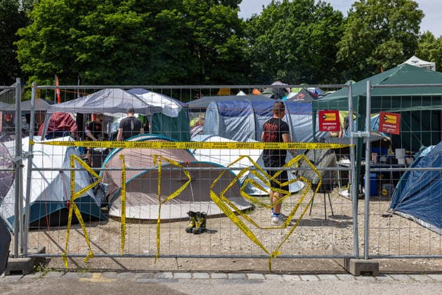 Musikfestival Rock im Park 2026, Nürnberg, 06.06.2026 Campingbereich beim Musikfestival Rock im Park. An einem Bauzaun ist gelbes Absperrband mit der Aufschrift Saufstelle befestigt, dahinter reihen sich zahlreiche Zelte aneinander. Nürnberg Bayern Deutschland *** Rock im Park 2026 music festival, Nuremberg, 06 06 2026 Camping area at the Rock im Park music festival Yellow barrier tape labeled Saufstelle is attached to a construction fence, behind which numerous tents are lined up Nuremberg Bavaria Germany 20260606-286A8112-M4000