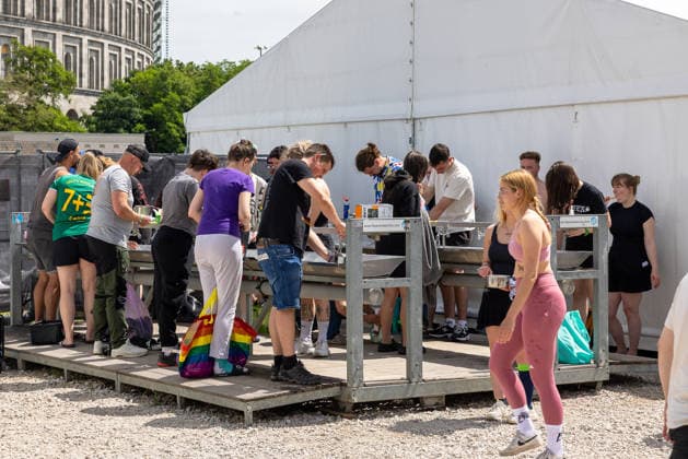 Musikfestival Rock im Park 2026, Nürnberg, 06.06.2026 Festivalbesucher nutzen eine mobile Hygienestation mit Waschbecken im Freien. Im Hintergrund ist das historische Kongresshallengebaeude sichtbar. Nürnberg Bayern Deutschland *** Rock im Park 2026 music festival, Nuremberg, 06 06 2026 Festival visitors use a mobile hygiene station with outdoor washbasin The historic congress hall building is visible in the background Nuremberg Bavaria Germany 20260606-286A8115-M4000