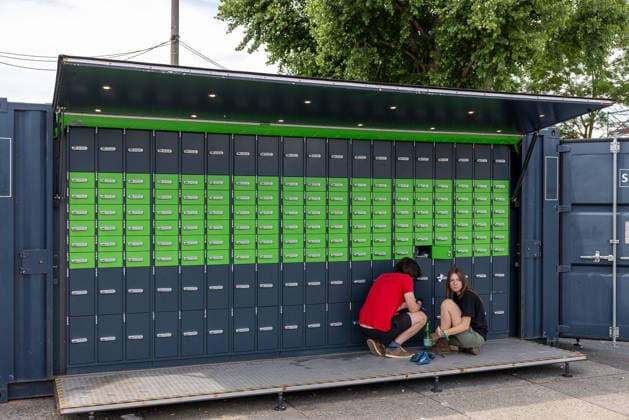 Musikfestival Rock im Park 2026, Nürnberg, 06.06.2026 Mobile Schließfachanlage in einem Container für Wertgegenstände auf dem Festivalgelände. Zwei Besucher hocken vor den grün-grauen Fächern. Nürnberg Bayern Deutschland *** Rock im Park 2026 music festival, Nuremberg, 06 06 2026 Mobile locker system in a container for valuables on the festival grounds Two visitors squatting in front of the green and gray lockers Nuremberg Bavaria Germany 20260606-286A8165-M4000