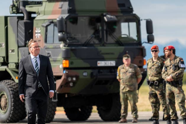Neubiberg (Munich), Bavaria, Germany June 6, 2026: Bundeswehr Day 2026 in Neubiberg (Munich). Federal Minister of Defense Boris Pistorius (SPD) walks through the ranks of soldiers in uniform during the promotion ceremony *** Tag der Bundeswehr 2026 in Neubiberg (München). Bundesminister der Verteidigung Boris Pistorius (SPD) läuft durch die Reihen von Soldaten in Uniform beim Beförderungsappel