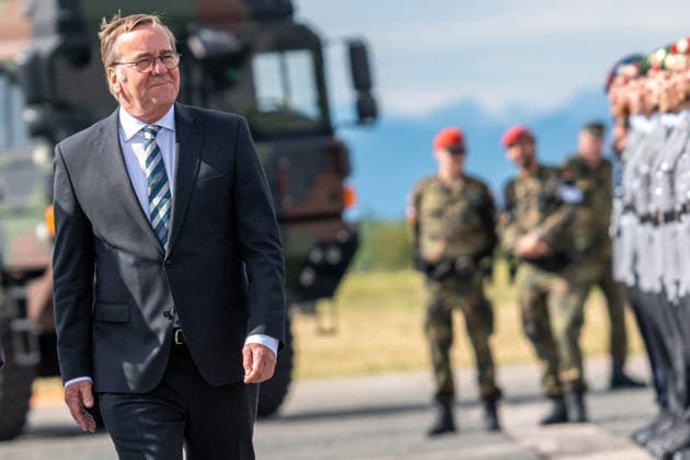 Neubiberg (Munich), Bavaria, Germany June 6, 2026: Bundeswehr Day 2026 in Neubiberg (Munich). Federal Minister of Defense Boris Pistorius (SPD) walks through the ranks of soldiers in uniform during the promotion ceremony *** Tag der Bundeswehr 2026 in Neubiberg (München). Bundesminister der Verteidigung Boris Pistorius (SPD) läuft durch die Reihen von Soldaten in Uniform beim Beförderungsappel