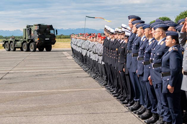 Neubiberg (Munich), Bavaria, Germany June 6, 2026: German Armed Forces Day 2026 in Neubiberg (Munich). Promotion ceremony featuring soldiers from the Air Force, Army, and Navy in formation *** Tag der Bundeswehr 2026 in Neubiberg (München). Beförderungsappel mit Soldaten von Luftwaffe, Heer und Marine in Formation