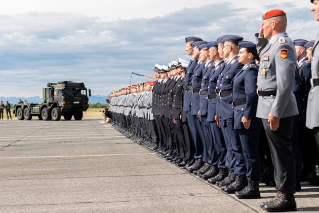 Neubiberg (Munich), Bavaria, Germany June 6, 2026: German Armed Forces Day 2026 in Neubiberg (Munich). Promotion ceremony featuring soldiers from the Air Force, Army, and Navy in formation *** Tag der Bundeswehr 2026 in Neubiberg (München). Beförderungsappel mit Soldaten von Luftwaffe, Heer und Marine in Formation