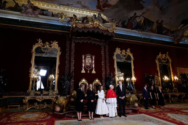 Spain s King Felipe VI (R), Queen Letizia (3L), Crown Princess Leonor (2L) and Infanta Sofia (L) next to Pope Leo XIV (2R) during the welcoming event held at the Royal Palace in Madrid, Spain, 06 June 2026. Pope Leo XIV is undertaking an official six-day visit to Spain from 06 to 12 June 2026 covering Madrid, Barcelona, and the Canary Islands. Pope Leo XIV visits Spain !ACHTUNG: NUR REDAKTIONELLE NUTZUNG!  Copyright: xJJxGUILLENx GRAF2113 20260606-55020517638_1