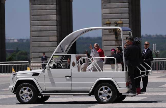 The Royal House receives Pope Leo XIV at the Royal Palace in Madrid Pope Leo XIV waves from the popemobile after his welcoming ceremony at the Royal Palace, June 6, 2026, in Madrid Spain The reception brings together the highest authorities of the State and the Catholic Church in Spain and marks the official start of the pontiffs agenda in the country 06 JUNE 2026 PAPAL VISIT Madrid Madrid Madrid Spain  Copyright: xAlbertoxOrtegax 7576082