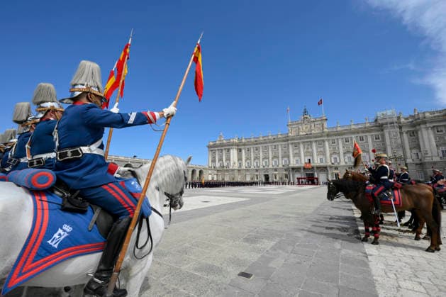 SPAIN - POPE LEO XIV AT THE ROYAL PALACE IN MADRID - 2026 6 6 Spain, Vatican, 2026 6 6 Spain s Felipe VI and Queen Letizia (2R), Princess Leonor (L) and Princess Sofia (R) welcome Pope Leo XIV (C) at the Royal Palace in Madrid EDITORIAL USE ONLY - NO BOOKS Copyright: xVATICANxMEDIA CPPx