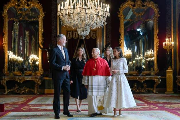 SPAIN - POPE LEO XIV AT THE ROYAL PALACE IN MADRID - 2026 6 6 Spain, Vatican, 2026 6 6 Spain s Felipe VI , Queen Letizia , Princess Leonor and Princess Sofia welcome Pope Leo XIV at the Royal Palace in Madrid EDITORIAL USE ONLY - NO BOOKS Copyright: xVATICANxMEDIA CPPx