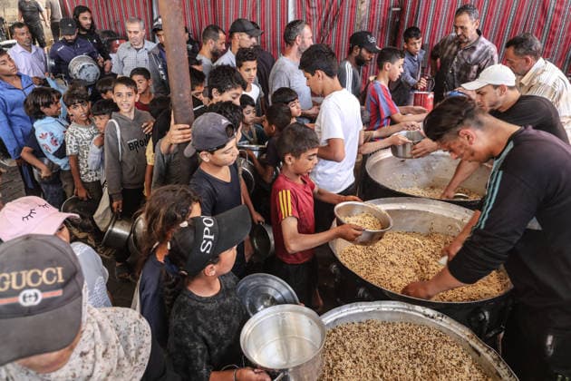 Displaced Palestinians Gather for Free Food in Nuseirat Camp Displaced Palestinians gather to receive free meals distributed by a charitable organization in the Nuseirat refugee camp in the central Gaza Strip, on June 6, 2026. Many international aid organizations have reduced their relief operations in Gaza, while the World Central Kitchen has closed some of its distribution points, further limiting access to humanitarian assistance for displaced residents. Photo by Moiz Salhi apaimages Nusairat Gaza Strip Palestinian Territory 060626_Nusairat_MS_00(1) Copyright: xapaimagesxMoizxSalhix xapaimagesx