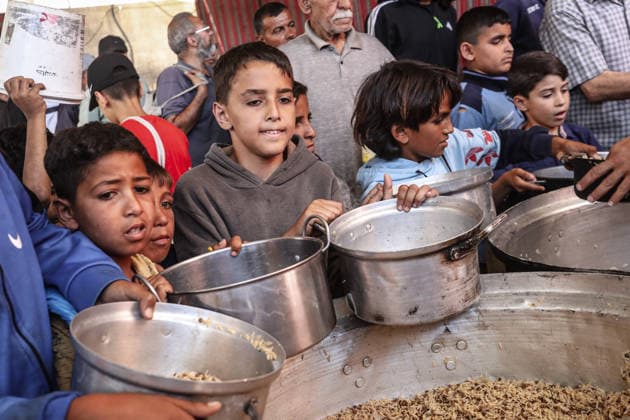 Displaced Palestinians Gather for Free Food in Nuseirat Camp Displaced Palestinians gather to receive free meals distributed by a charitable organization in the Nuseirat refugee camp in the central Gaza Strip, on June 6, 2026. Many international aid organizations have reduced their relief operations in Gaza, while the World Central Kitchen has closed some of its distribution points, further limiting access to humanitarian assistance for displaced residents. Photo by Moiz Salhi apaimages Nusairat Gaza Strip Palestinian Territory 060626_Nusairat_MS_00(22) Copyright: xapaimagesxMoizxSalhix xapaimagesx