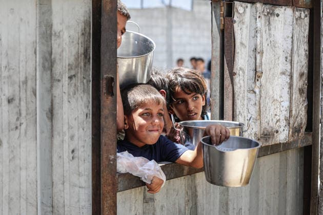 Displaced Palestinians Gather for Free Food in Nuseirat Camp Displaced Palestinians gather to receive free meals distributed by a charitable organization in the Nuseirat refugee camp in the central Gaza Strip, on June 6, 2026. Many international aid organizations have reduced their relief operations in Gaza, while the World Central Kitchen has closed some of its distribution points, further limiting access to humanitarian assistance for displaced residents. Photo by Moiz Salhi apaimages Nusairat Gaza Strip Palestinian Territory 060626_Nusairat_MS_00(16) Copyright: xapaimagesxMoizxSalhix xapaimagesx