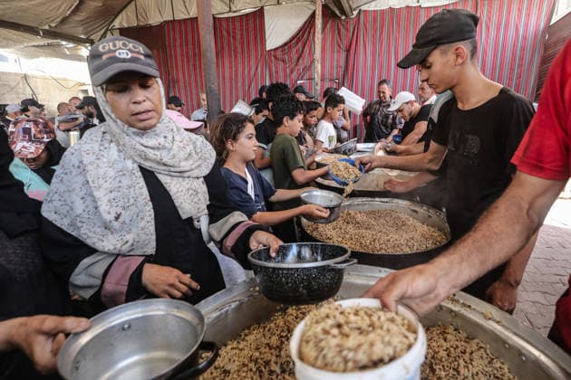 Displaced Palestinians Gather for Free Food in Nuseirat Camp Displaced Palestinians gather to receive free meals distributed by a charitable organization in the Nuseirat refugee camp in the central Gaza Strip, on June 6, 2026. Many international aid organizations have reduced their relief operations in Gaza, while the World Central Kitchen has closed some of its distribution points, further limiting access to humanitarian assistance for displaced residents. Photo by Moiz Salhi apaimages Nusairat Gaza Strip Palestinian Territory 060626_Nusairat_MS_00(3) Copyright: xapaimagesxMoizxSalhix xapaimagesx