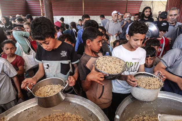 Displaced Palestinians Gather for Free Food in Nuseirat Camp Displaced Palestinians gather to receive free meals distributed by a charitable organization in the Nuseirat refugee camp in the central Gaza Strip, on June 6, 2026. Many international aid organizations have reduced their relief operations in Gaza, while the World Central Kitchen has closed some of its distribution points, further limiting access to humanitarian assistance for displaced residents. Photo by Moiz Salhi apaimages Nusairat Gaza Strip Palestinian Territory 060626_Nusairat_MS_00(9) Copyright: xapaimagesxMoizxSalhix xapaimagesx