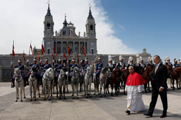 The Royal House receives Pope Leo XIV at the Royal Palace in Madrid King Felipe VI attends the welcoming ceremony for Pope Leo XIV at the Royal Palace, June 6, 2026, in Madrid Spain The reception brings together the highest authorities of the State and the Catholic Church in Spain and marks the official start of the pontiffs agenda in the country 06 JUNE 2026 ROYAL PALACE POPE LEON XIV ROYAL HOUSE MADRID J J Guillén EFE Pool 06 06 2026 Madrid Madrid Madrid Espana  Copyright: xJ.J.xGuillÃ nx xEFEx xPoolx 7576209