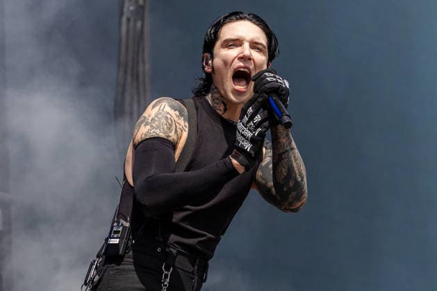 Musikfestival Rock im Park 2026 - BLACK VEIL BRIDES, Nürnberg, 06.06.2026 Andy Biersack, Saenger der Band Black Veil Brides, singt mit offenem Mund ins Mikrofon. Die Band verbindet melodischen Hard Rock mit Glam- und Metalcore-Elementen. Nürnberg Bayern Deutschland *** Music festival Rock im Park 2026 BLACK VEIL BRIDES, Nuremberg, 06 06 2026 Andy Biersack, singer of the band Black Veil Brides, sings into the microphone with his mouth open The band combines melodic hard rock with glam and metalcore elements Nuremberg Bavaria Germany 20260606-1V9A9954-M4000